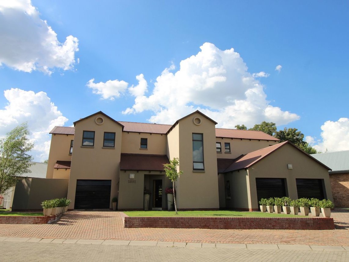 8 Bedroom House For Sale in Parys Golf & Country Estate