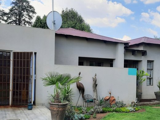 4 Schlafzimmer Kleinsiedlung zum Kauf in Zuurfontein