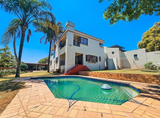 5 Schlafzimmer Doppelhaushälfte zum Kauf in Garsfontein