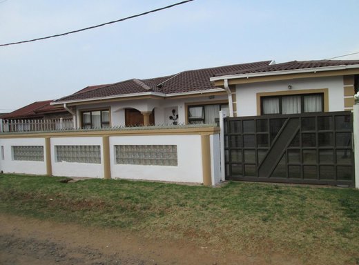 4 Schlafzimmer Haus zum Kauf in Phuthaditjhaba