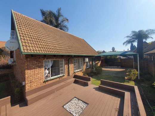 4 Schlafzimmer Reihenhaus zum Kauf in Garsfontein