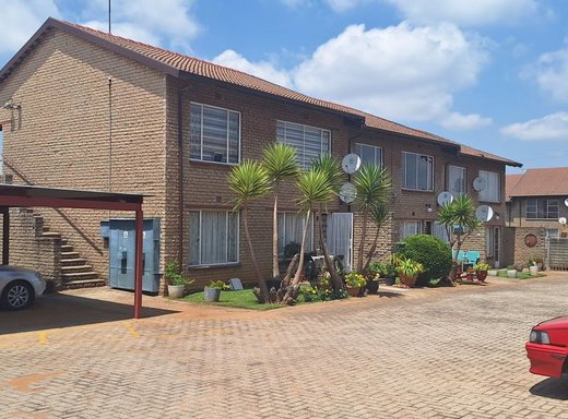 2 Schlafzimmer Etagenwohnung zum Kauf in Krugersdorp North