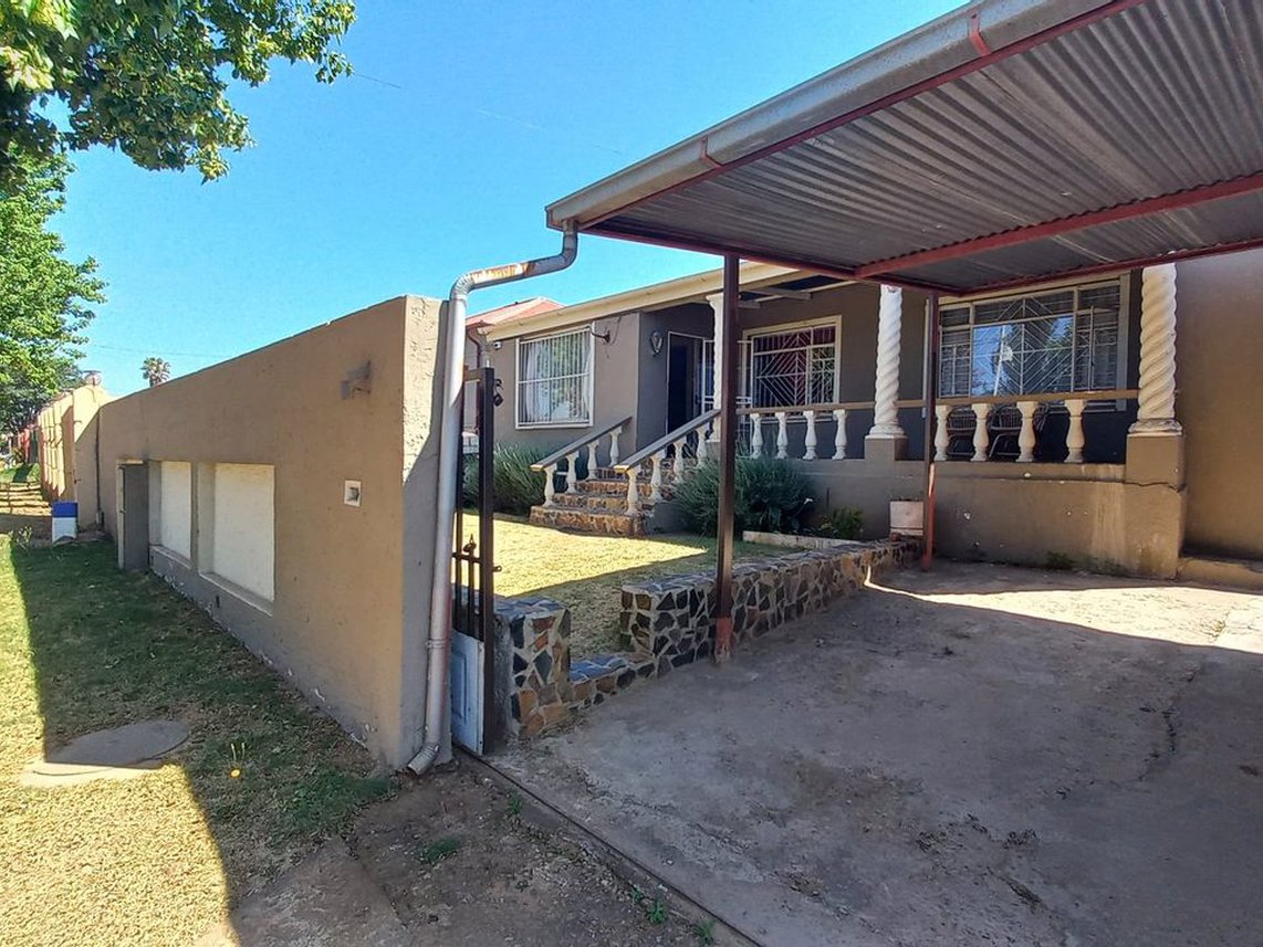 3 Bedroom House For Sale in Roodepoort North