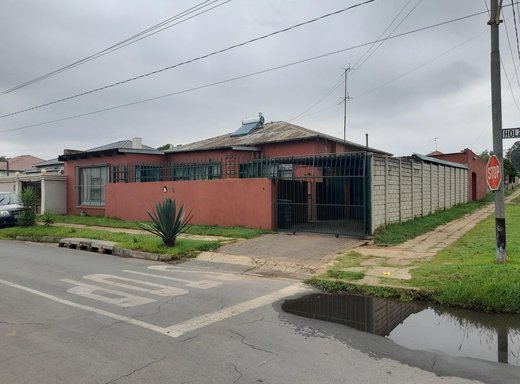 4 Schlafzimmer Haus zum Kauf in Krugersdorp West