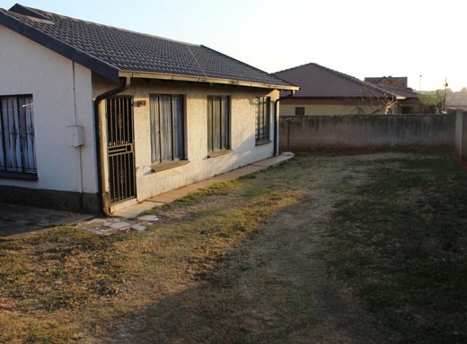 3 Schlafzimmer Haus zum Kauf in Dobsonville