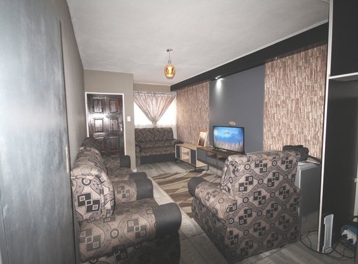 3 Schlafzimmer Reihenhaus zum Kauf in Pretoria West