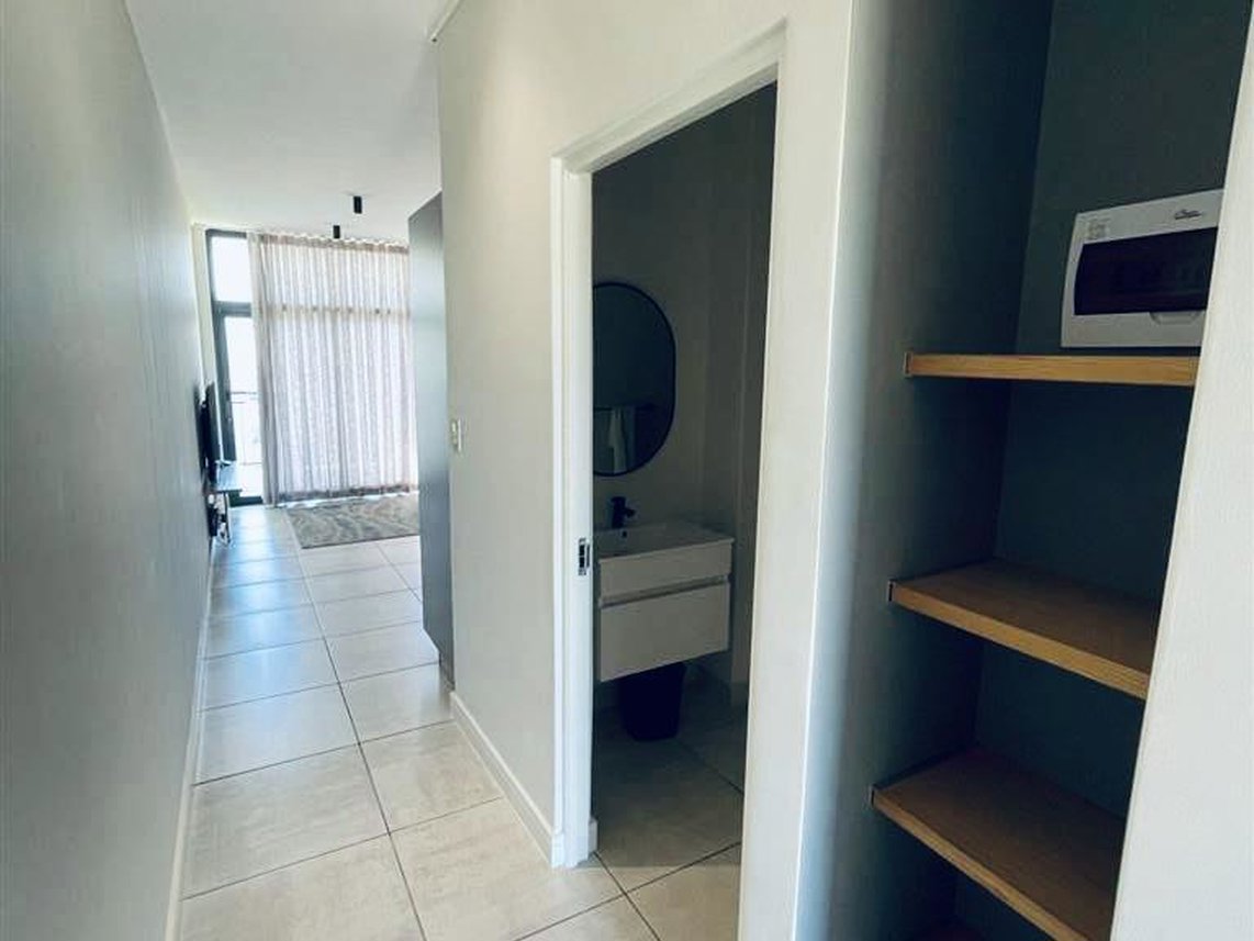1 Bedroom Apartment For Sale in Somerset West Central