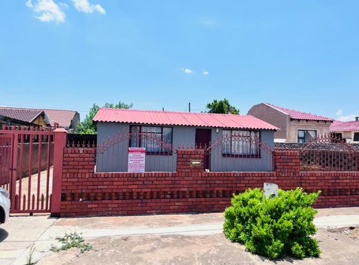 2 Schlafzimmer Haus zum Kauf in Mabopane