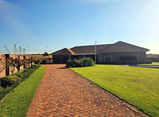 29 Schlafzimmer Kleinsiedlung zum Kauf in Olifantsfontein