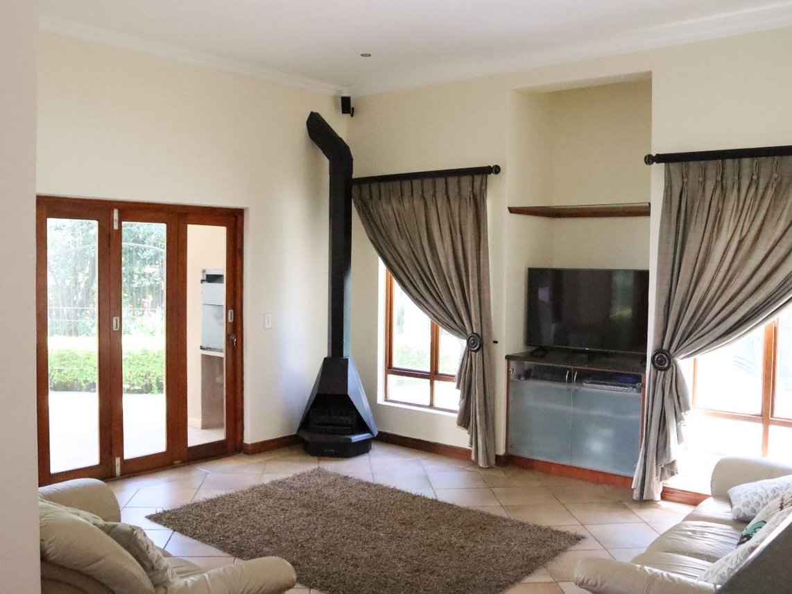 4 Bedroom House For Sale in Greenstone Hill