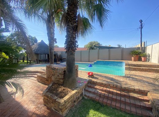 4 Schlafzimmer Haus zur Miete in Garsfontein