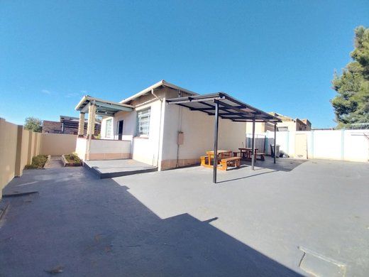 10 Schlafzimmer Haus zum Kauf in Krugersdorp