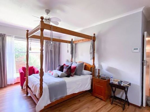 3 Schlafzimmer Haus zum Kauf in Van Riebeeck Park