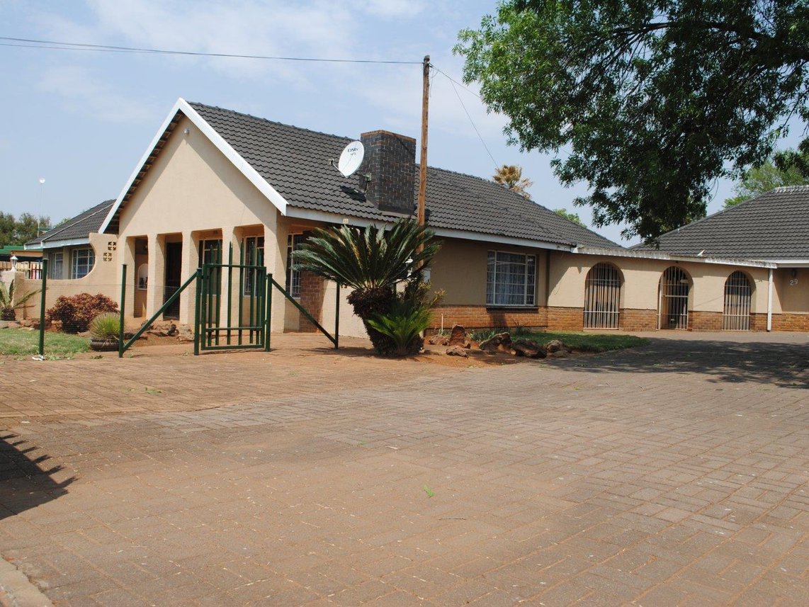 5 Bedroom House For Sale in Meyerton South