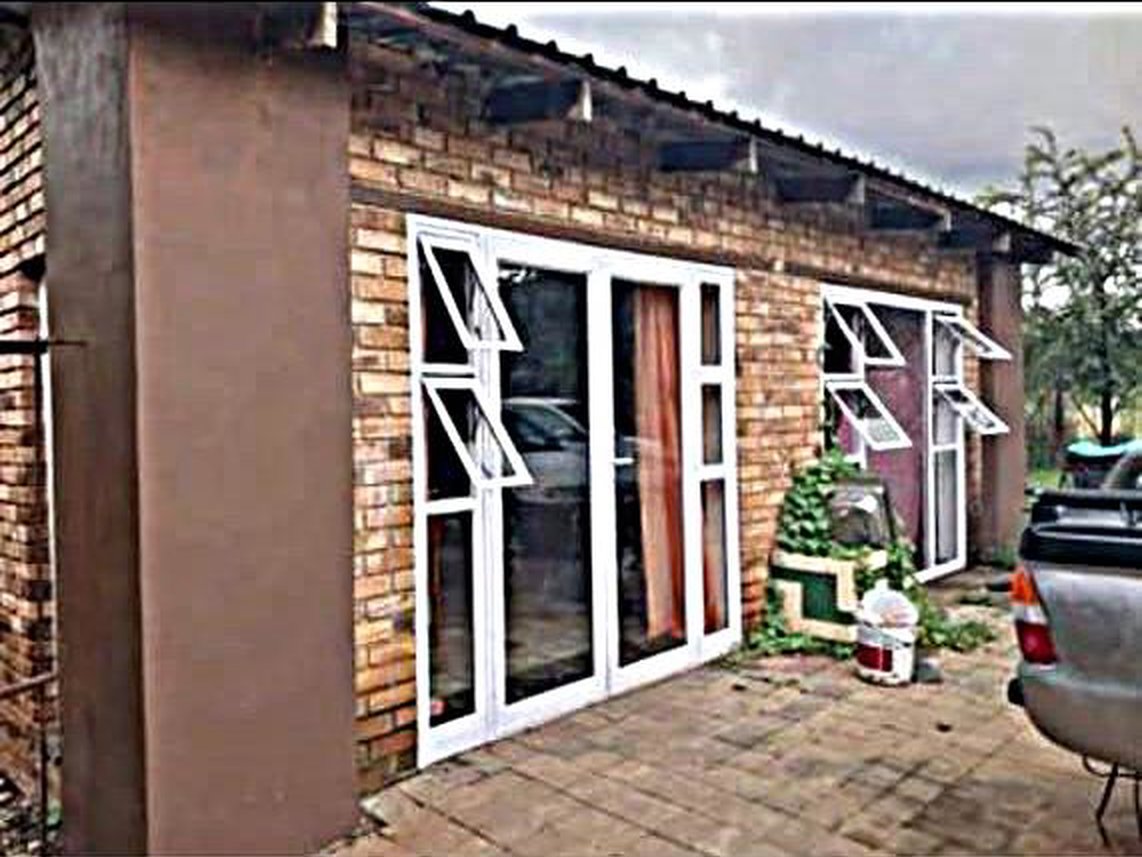 3 Bedroom Small Holding For Sale in Kameeldrift West
