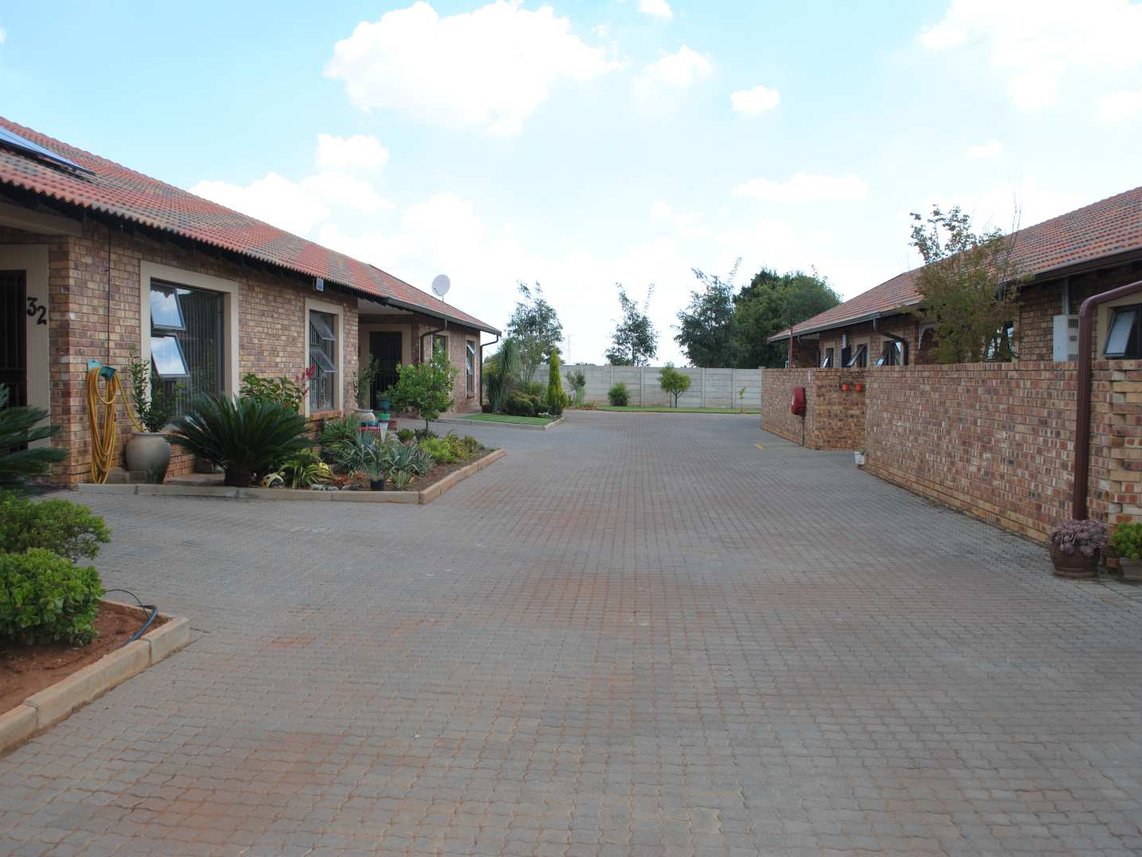 2 Bedroom Townhouse For Sale in Riversdale